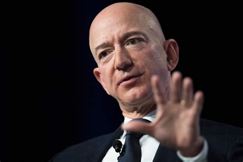 Jeff Bezos da Amazon é processado por ex governanta por racismo e