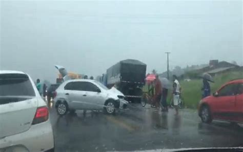 Carro de passeio bate em lateral de caminhão no Rio das Pedras F5