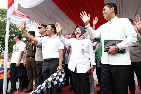 Pj Gubernur Al Muktabar Lepas Bus Program Mudik Gratis Provinsi