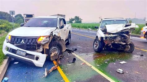 Aparatoso Accidente En Redondel Claudia Lars Deja Lesionados Diario