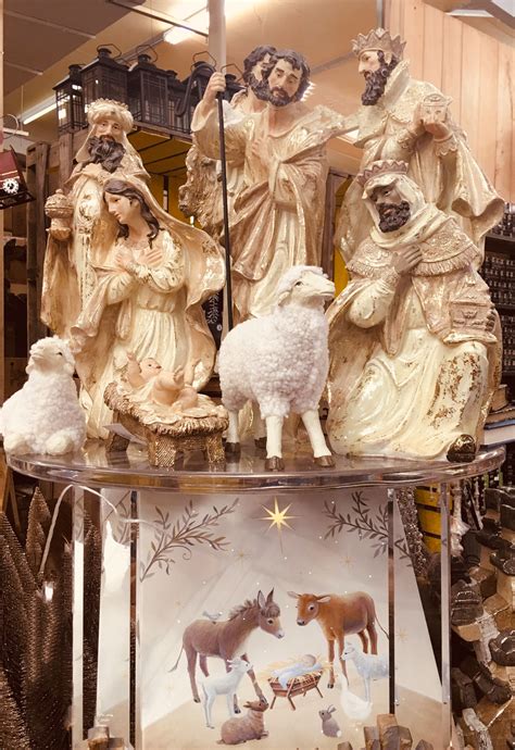 This Large Gold Nativity Set Is So Beautiful Pesebres En Porcelana