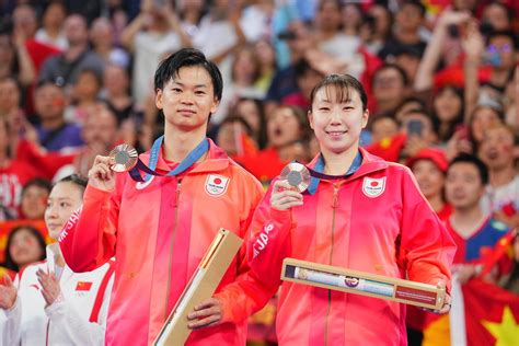 【バドミントン】混合ダブルス銅メダルの渡辺勇大 相棒東野有紗と記念写真投稿で喜ぶ 柔道 パリオリンピック2024写真ニュース 日刊スポーツ