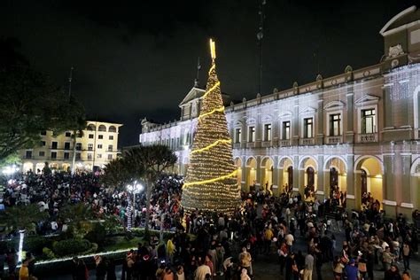 Con encendido del árbol inician los festejos navideños en Córdoba H