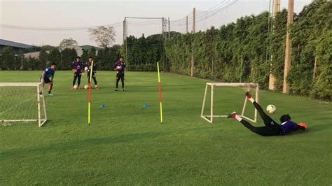 Goalkeeper training technical | Goalkeeper training, Goalkeeper, Soccer ...