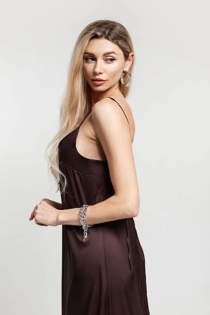 Moda Jovem E Bonita Mulher Cabelo Loiro Em Elegante Vestido Marrom