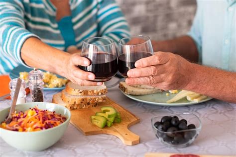 Primer Plano De Una Pareja Mayor Cauc Sica Sentada En La Mesa Tomando