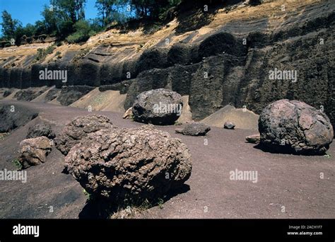 Les Roches Volcaniques Au Volcan De Lemptegy Le Puy De Lemptegy Est Un