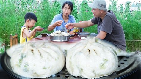 【农家的小勇】收获茴香，小勇蒸两笼茴香大包子，皮薄馅大，蘸着醋太得劲了 Youtube