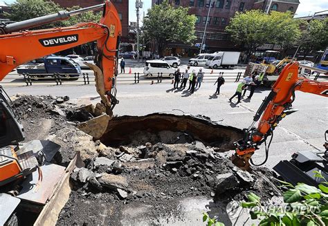 복구 작업 이뤄지는 성산로 땅꺼짐 사고 현장 연합뉴스