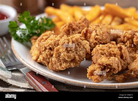 Filets De Poulet Frits Croustillants Et Frites Garnies De Persil Sur