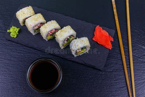 Rollos De Sushi Uramaki Con Surimi En Pizarra Negra Vista Superior