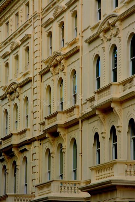 Imagen Vertical De Una Vista Exterior De Un Edificio Antiguo Con