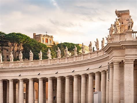 Colonnade Place Saint Pierre Rome Deux Bras Grands Ouverts