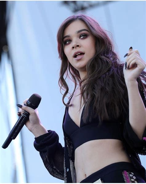 Hailee Steinfeld Hair Straightener Selfies Beauty Beauty