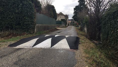 Toujours un tiers de ralentisseurs illégaux d après Auto Plus ici