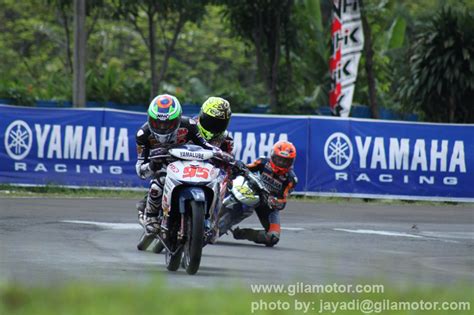 Foto Aksi Pembalap Yamaha Gilamotor