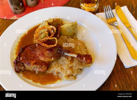 Boulettes De Pomme De Terre Avec Choucroute Et Oignon Banque De