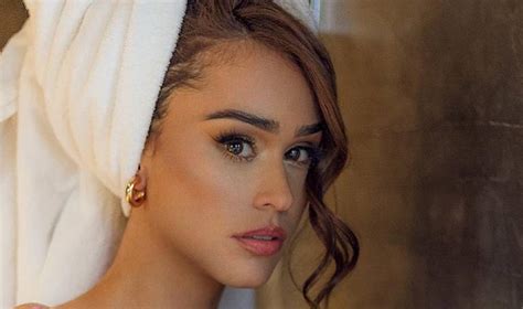 En Sensual Video Yanet García Pone A Sudar Con Ropa Interior De Encaje