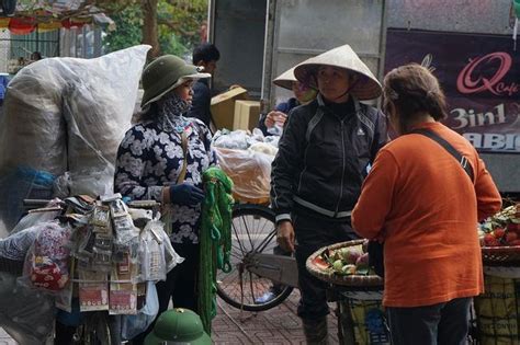 实拍中越国界线的商贩们，基本都是女人，卖这件东西时最尴尬 每日头条