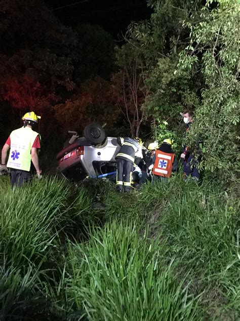 Mulher Ferida Gravidade Em Sa Da De Pista Seguida De Capotamento