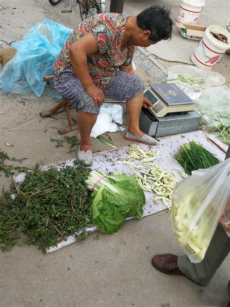 寧吃野菜一口，不吃爛菜一筐，夏季農村大集上受歡迎的新鮮物 每日頭條