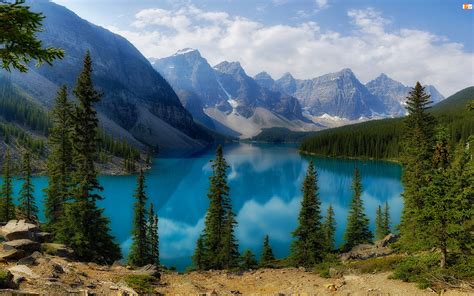 Jezioro Moraine z widokiem na góry o poranku