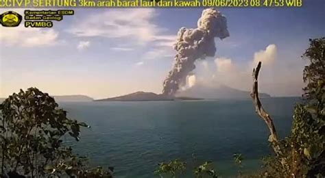 Colonna Di Fumo E Ceneri In Indonesia Erutta Il Vulcano Anak Krakatoa