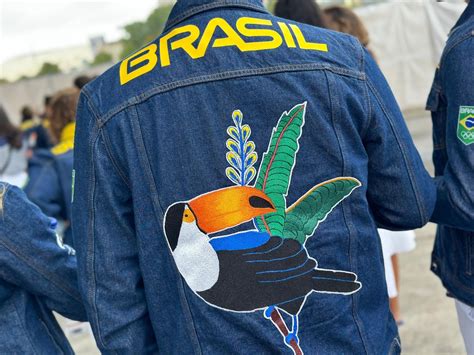 Paris Brasil Lan A Uniformes Para Cerim Nia De Abertura Relembre