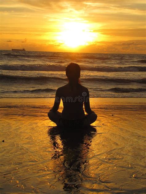 Jonge Vrouw Die Op Het Strand Zit Silhouette Bij Zonsondergang Jonge