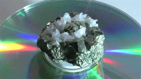 Кристаллы кальцита на агрегате кристаллов пирита - YouTube