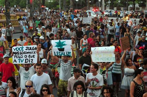 Marcha da Maconha reúne mil pessoas em Recife