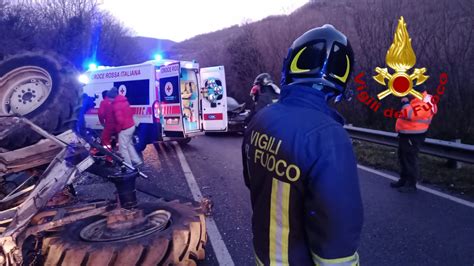 Monteforte Irpino Incidente Tra Un Auto E Un Trattore Due Feriti In