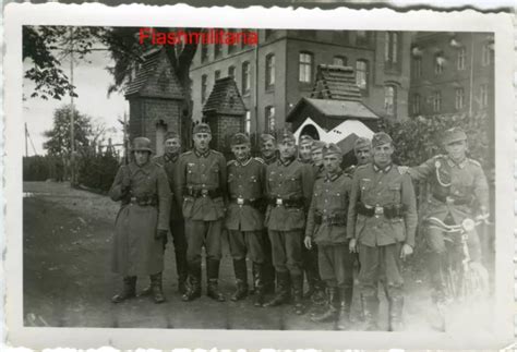 Photo Allemande Guerre Ww Groupe De Soldats Heer Devant Gu Rite