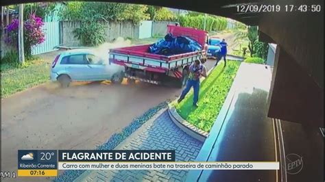 Mãe E Filhas De 6 E 9 Anos Ficam Feridas Após Carro Bater Em Caminhão