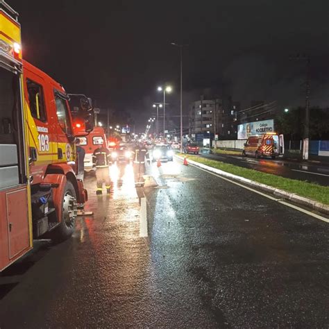 Cavalo morre e dois ficam feridos após colisão motocicleta na Serra