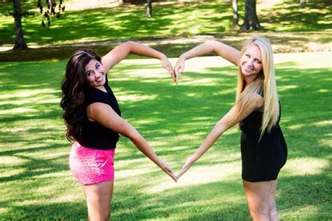 Best Friends Photoshoot Photography Pose Idea Heart Love Friend