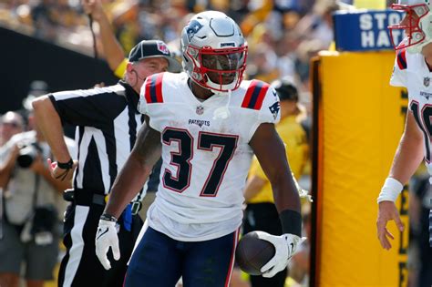 Damien Harris Razzes Former Teammate After T Wrapped Patriots Touchdown
