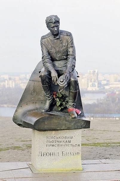 Памятник Леониду Быкову! Великий актёр!!! Все его фильмы смотрим каждый ...