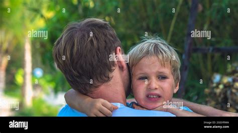 Retrato llorando abrazos fotografías e imágenes de alta resolución