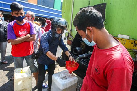 SINDO Hi Lite Warga Serbu Minyak Goreng Murah Di Pasar Kramat Jati