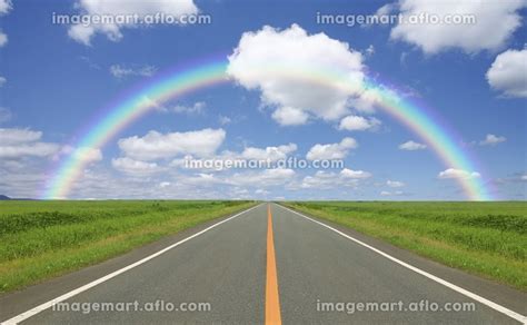 草原の直線道路と雲と太陽と虹の写真素材 [24366911] イメージマート