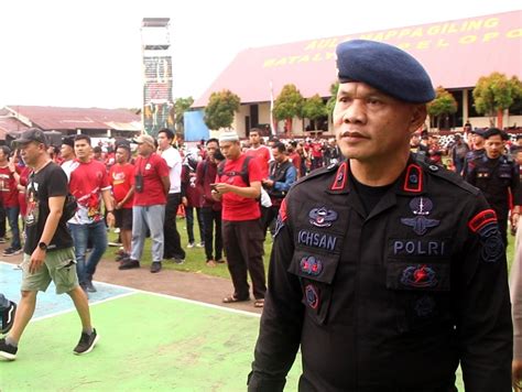 Brimob Hangatkan Euforia Juara Psm Bersama Suporter Baca Pesan