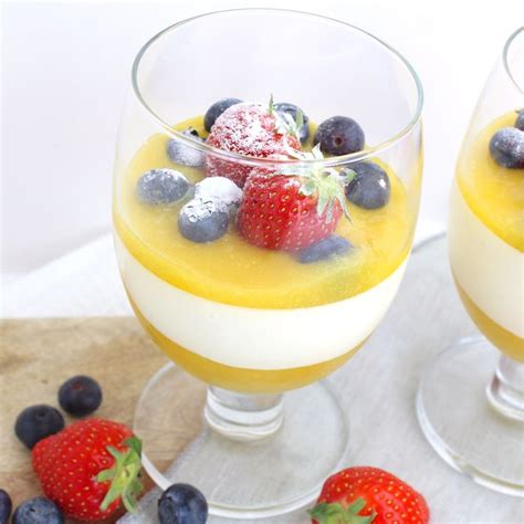 Yoghurt Panna Cotta Met Mango En Rood Fruit