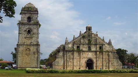 Paoay Church, of the Philippine "Earthquake Baroque" style; Luzón Island, Philippines : r ...