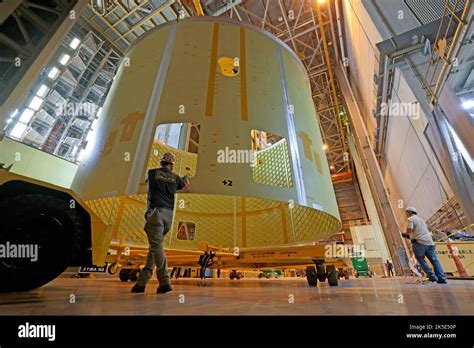 Los técnicos de las instalaciones de montaje de Michoud de la NASA