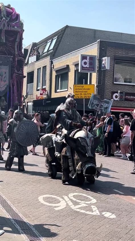 DUMPERT Epische Praalwagen Bij Bloemencorso Zundert