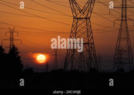 Coucher de soleil d été en Grèce avec pylônes électriques près de la