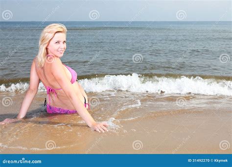 Mujer Hermosa En Bikini Que Toma El Sol La Playa Foto De Archivo