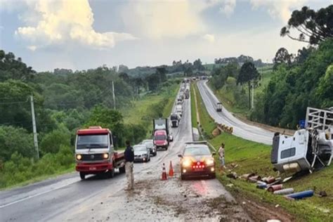 Batida Entre Tr S Caminh Es Deixa Ferido Grave Em Rodovia Paranaense