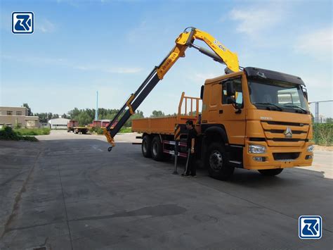 Grue montée sur camion Sinotruk HOWO 6X4 de 20 tonnes de 8 tonnes 10